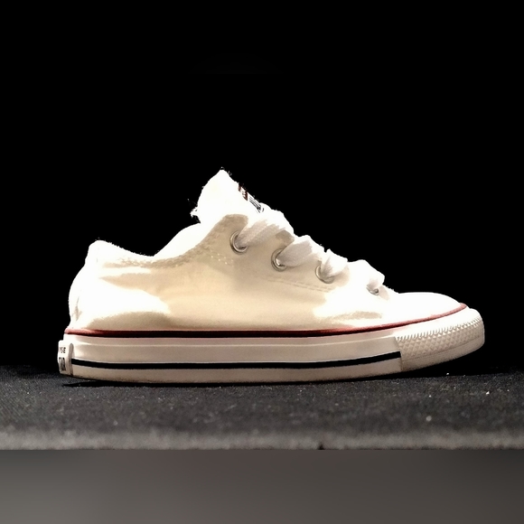White Converse Low-Top Chuck Taylor Sneakers in Unisex Size 10 – Classic Style - Picture 5 of 7